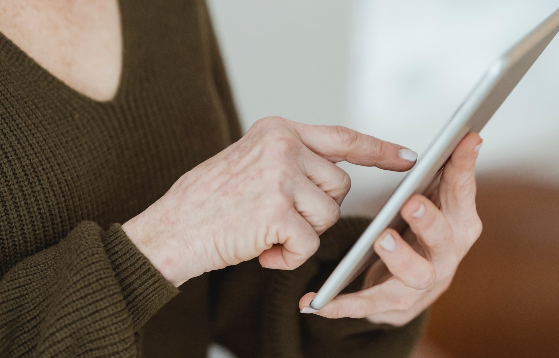 Smartphone mostra pessoa teclando em smartphone grande, simbolizando que telas maiores, OLED, foram os mais fabricados no ano