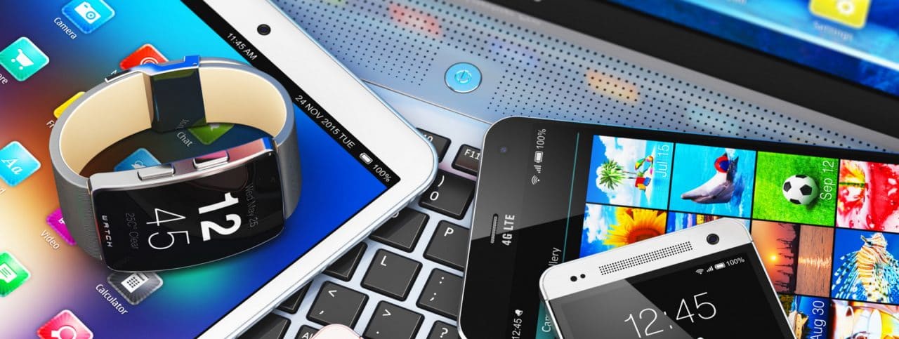 Imagem mostra tablet, smartwatch e computador misturados, simbolizando que, agora, na Play Store será possível baixar apps para smartwatches no computador ou no celular
