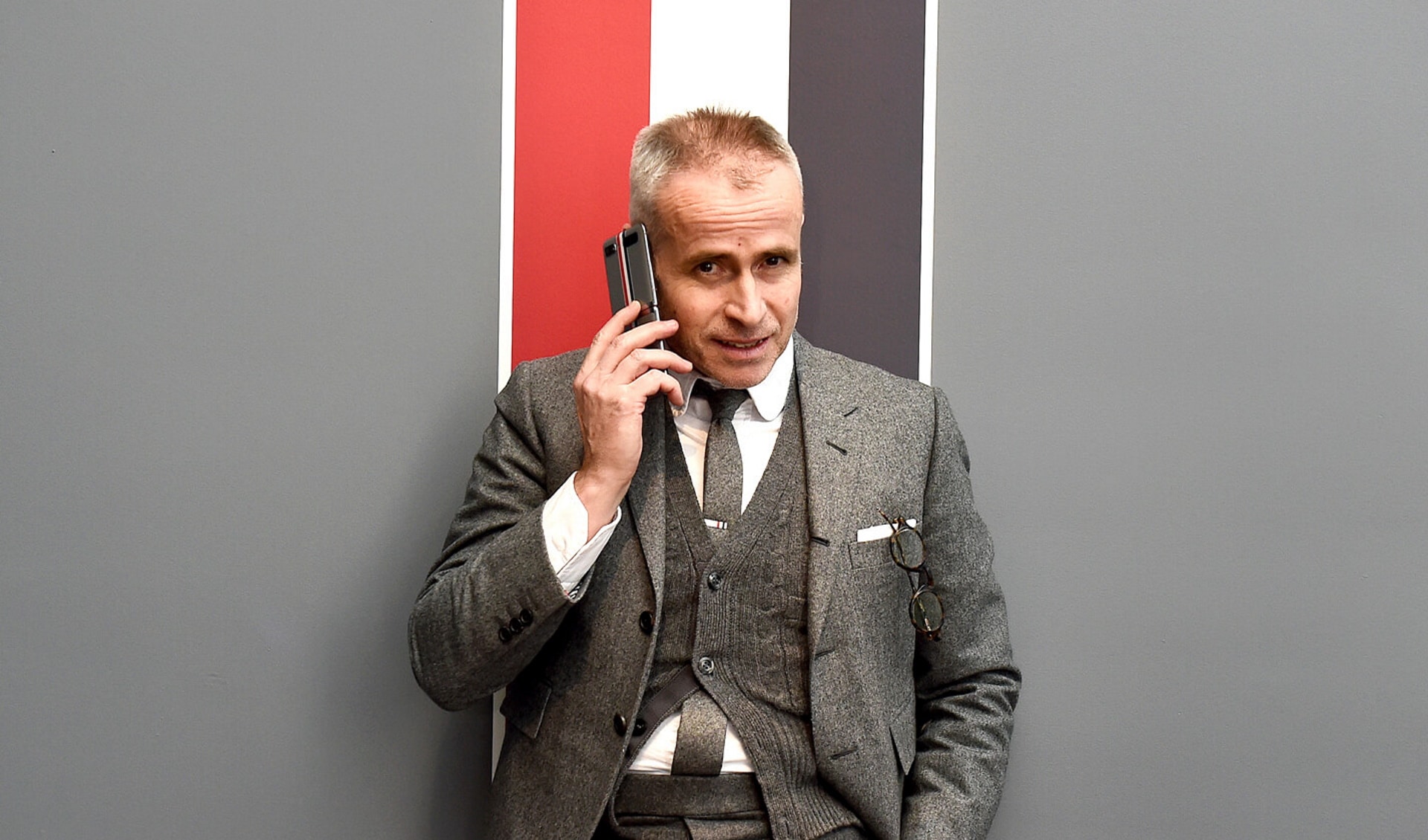 Estilista Thom Browne, na imagem, produziu linha do Z Fold 2 e, agora, teria variante especial do Z Flip 3