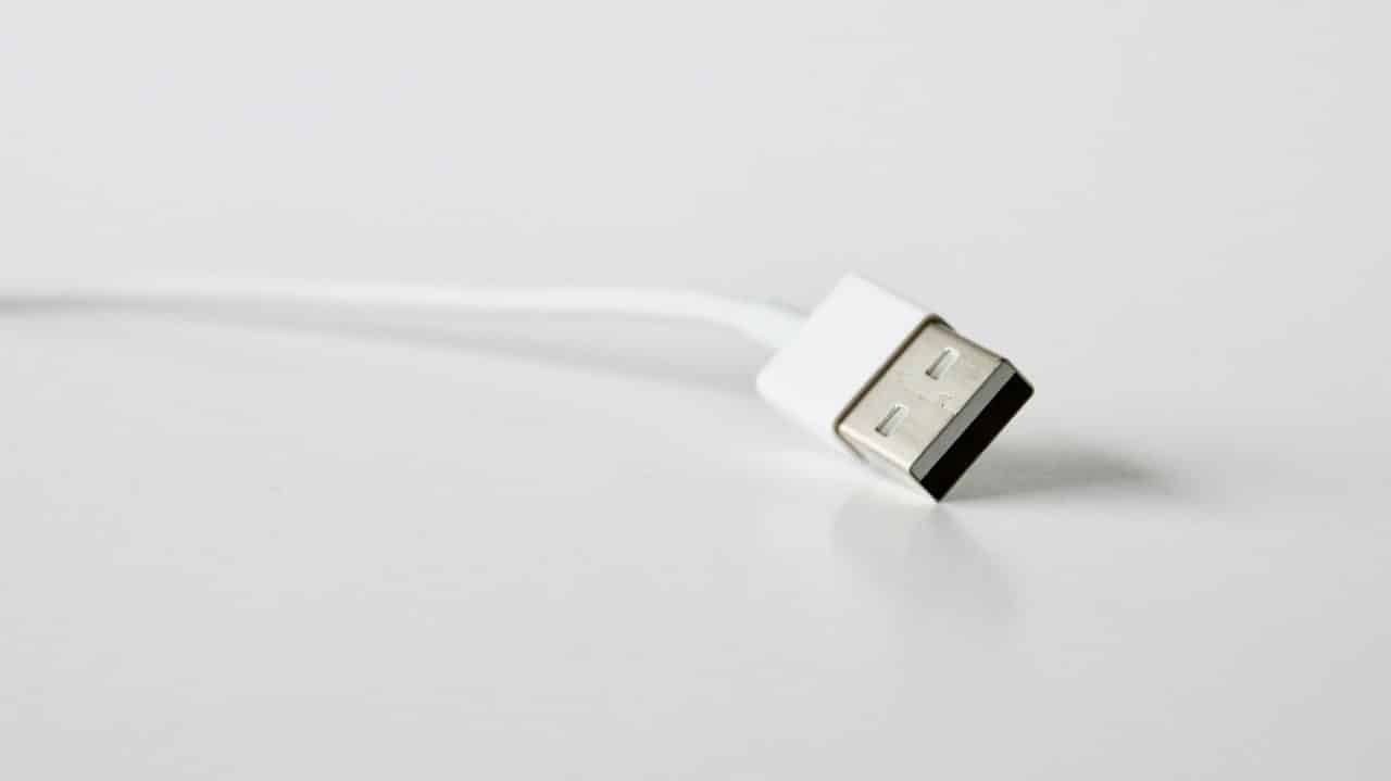 Imagem mostra a ponta de um cabo USB, fazendo alusão ao carregamento rápido de 90W do possível novo smartphone da Huawei