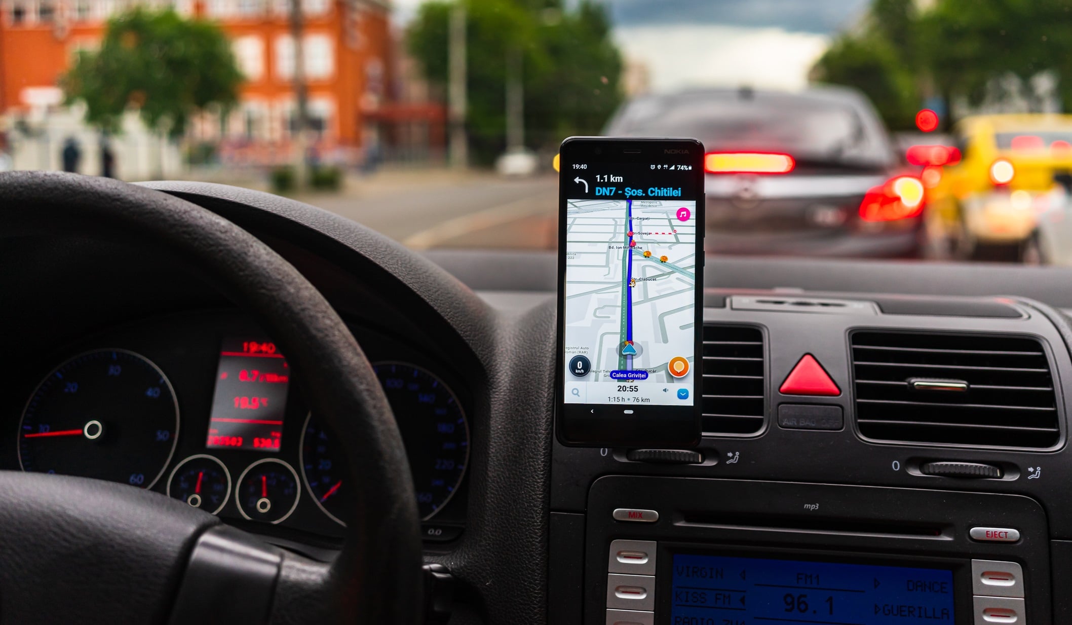 Imagem mostra app Waze em funcionamento, com o trajeto sendo exibido para o motorista