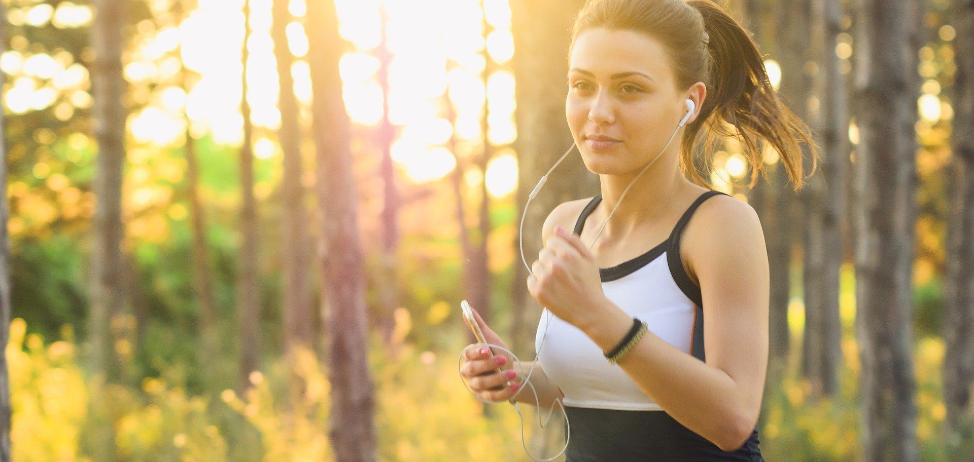 pessoa segurando um celular e fazendo corrida ilustrando o aplicativo de mobilidade urbana sustentável
