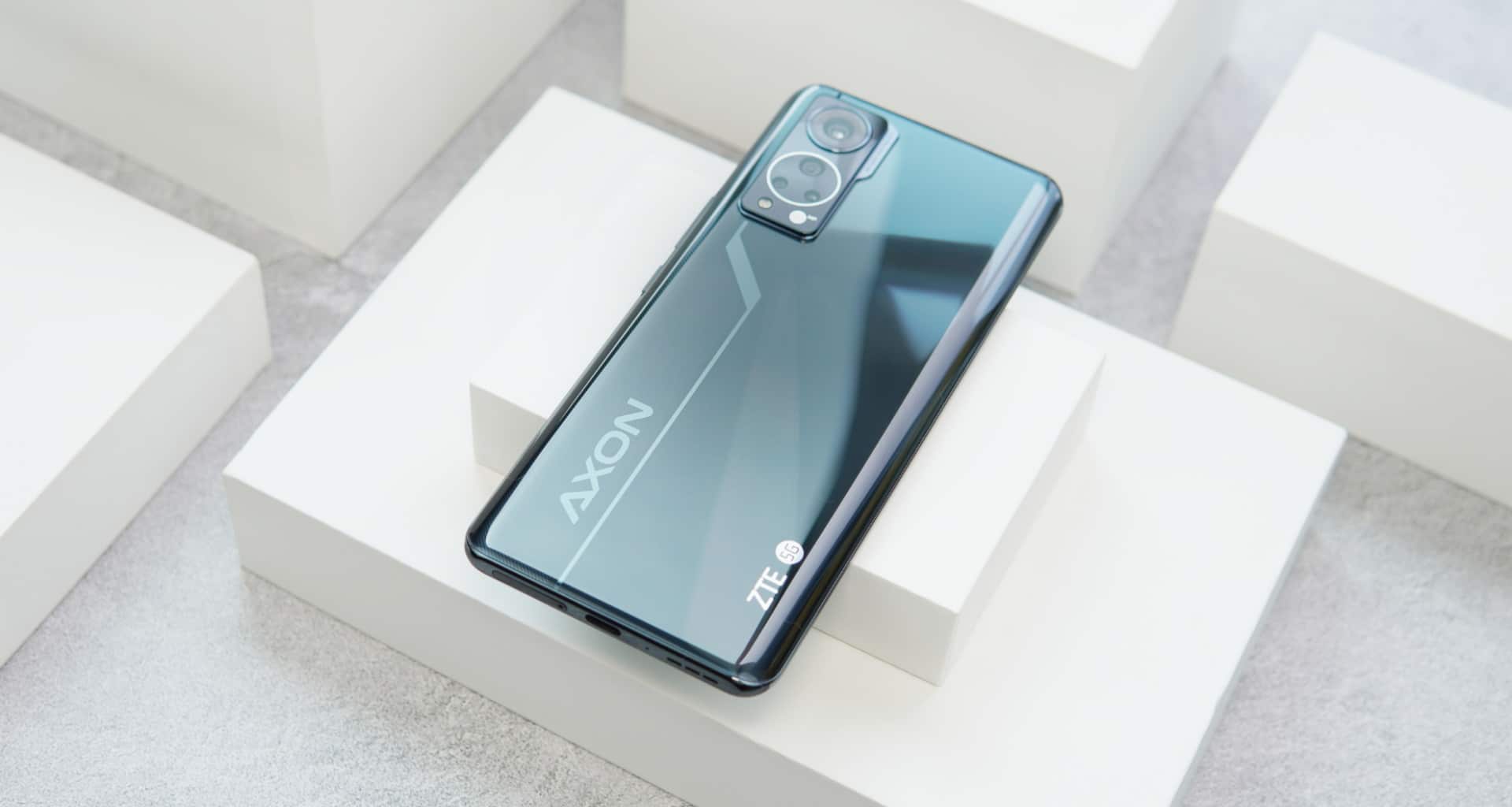 Imagem mostra ZTE Axon 30, que vazou em vídeos hoje