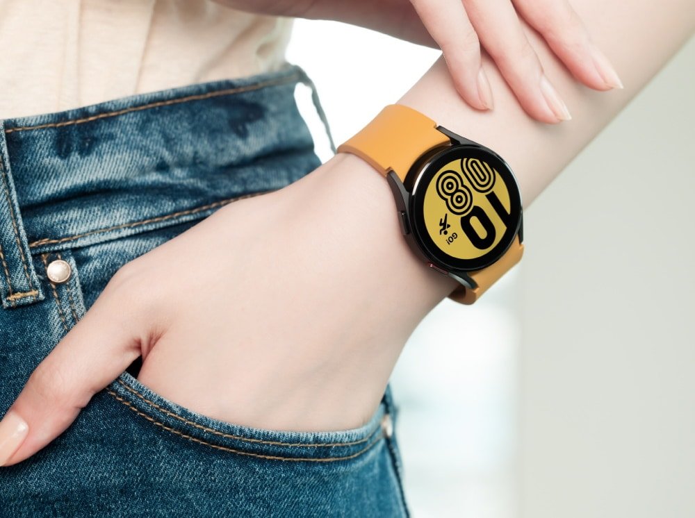 Imagem mostra pessoa com a mão no bolso usando um galaxy watch 4 com pulseira amarela