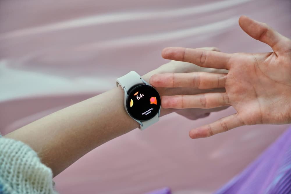 Imagem mostra usuário experimentando o recurso BIA no Galaxy Watch 4