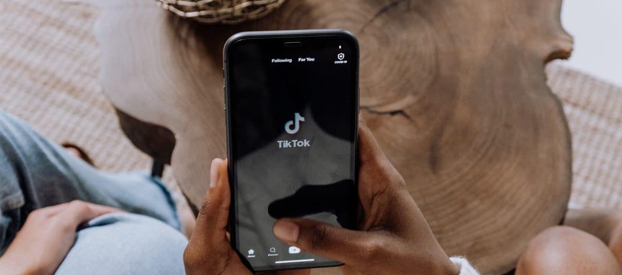 Celular com o app do TikTok aberto