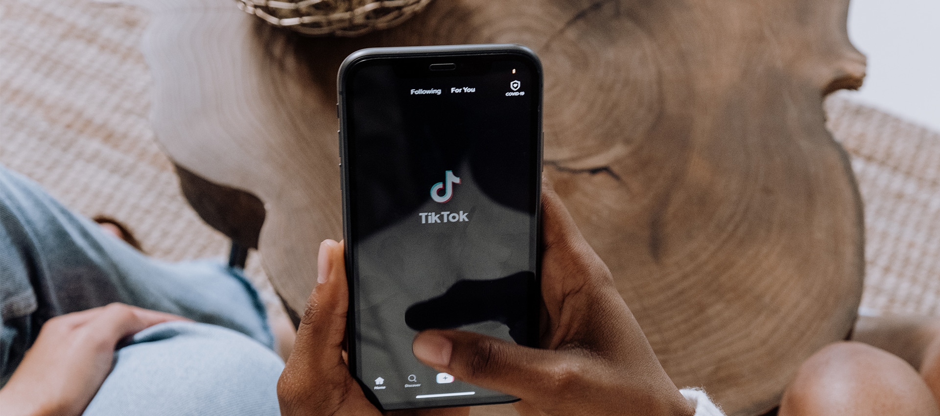 Celular com o app do TikTok aberto