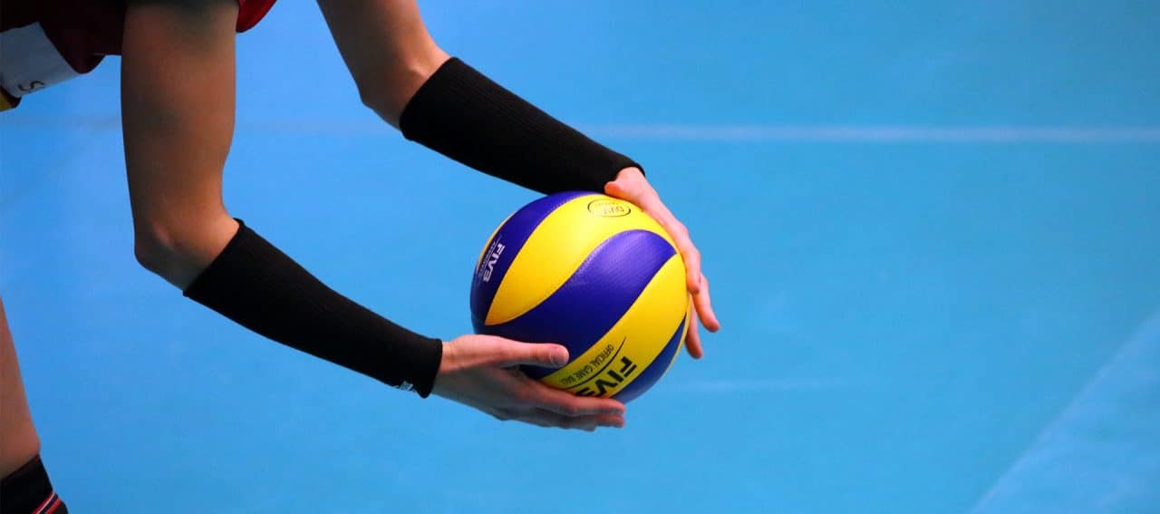Jogadora de volei com a bola