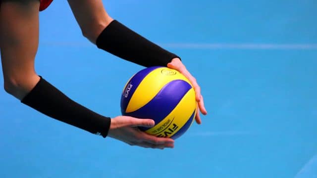 Jogadora de volei com a bola