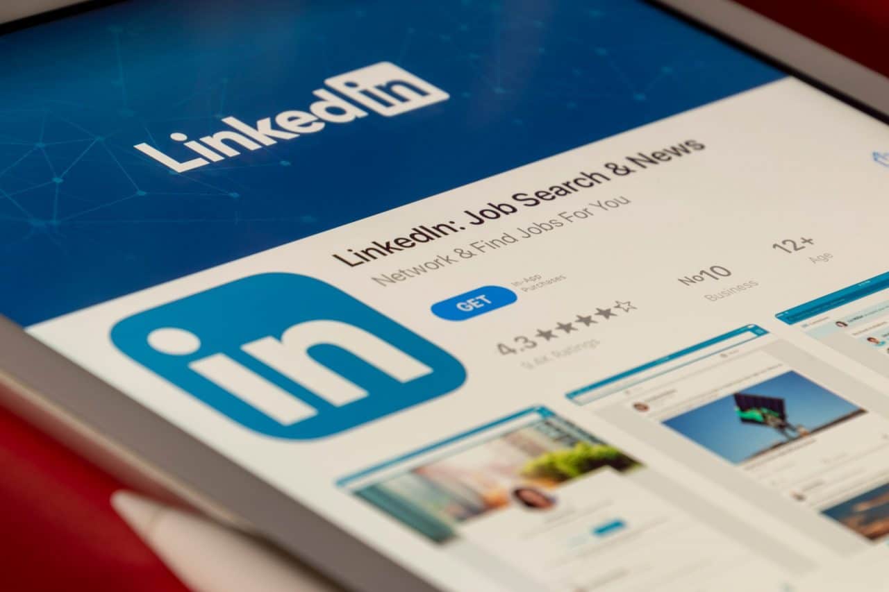 Linkedin é alvo de processo por inflar views de anunciantes. Empresa cobrava a mais por conteúdo patrocinado que não foi exibido. Imagem: Souvik Banerjee/Unsplash
