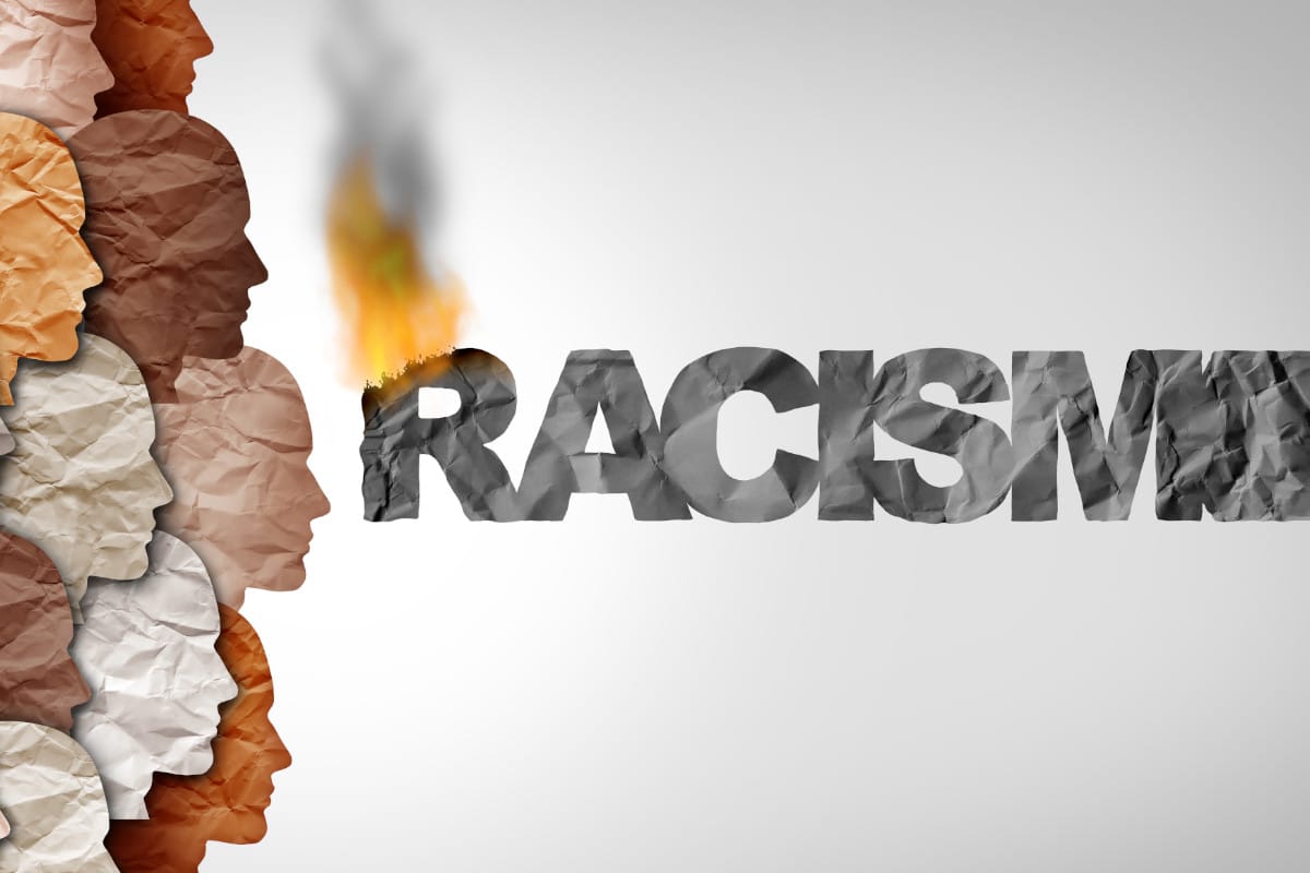 Ilustração de rostos de pessoas negras com a palavra racismo pegando fogo