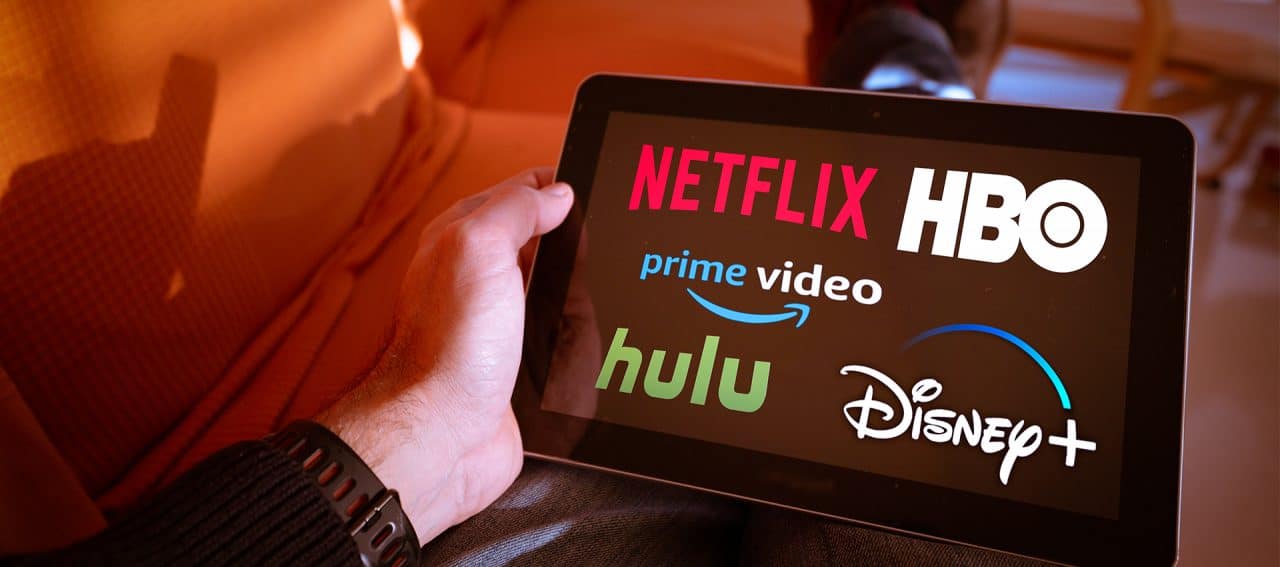 Tablet com o logo de plataformas de streaming famosas