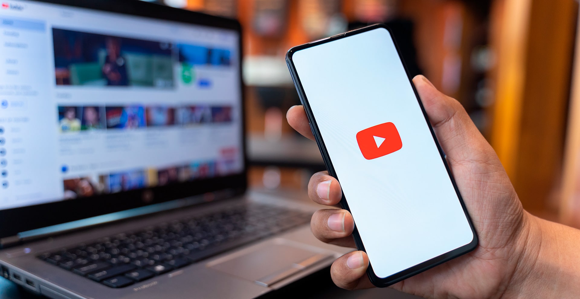 YouTube atualiza player do Android para avançar capítulos com duplo clique na tela. Imagem: Nopparat Khokthong/ShutterStock