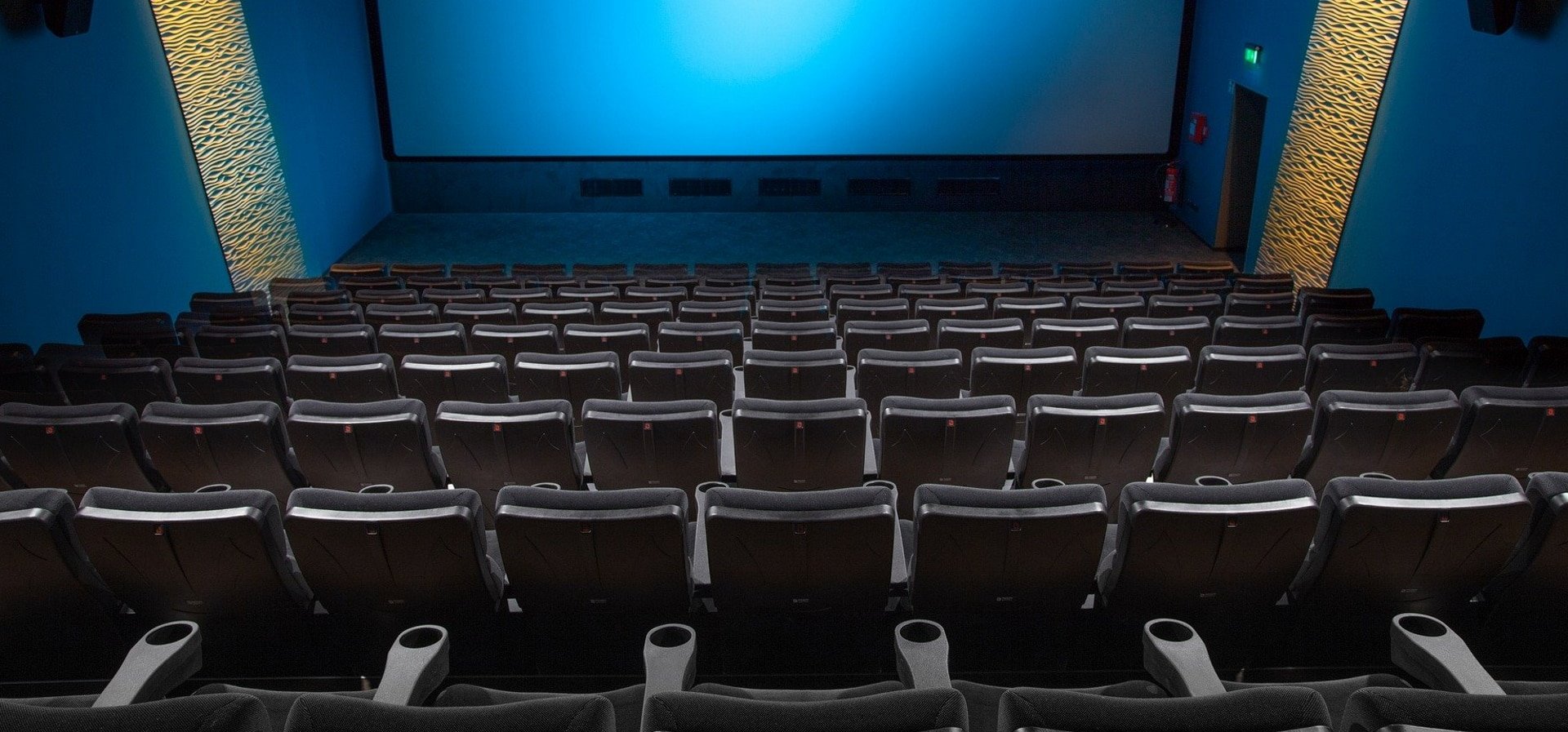 Imagem mostra sala de cinema vazia, simbolizando lista de apps para quem curte teatro, cinema e outros eventos