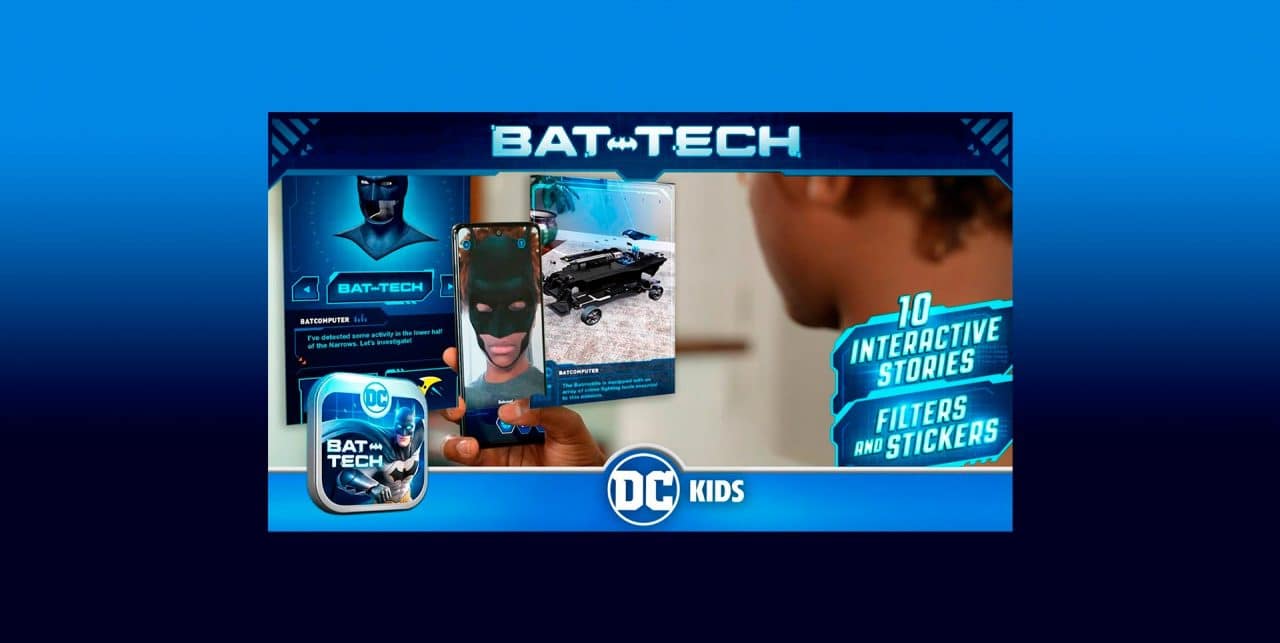 tela de celular mostrando menino com máscara de batman em selfie