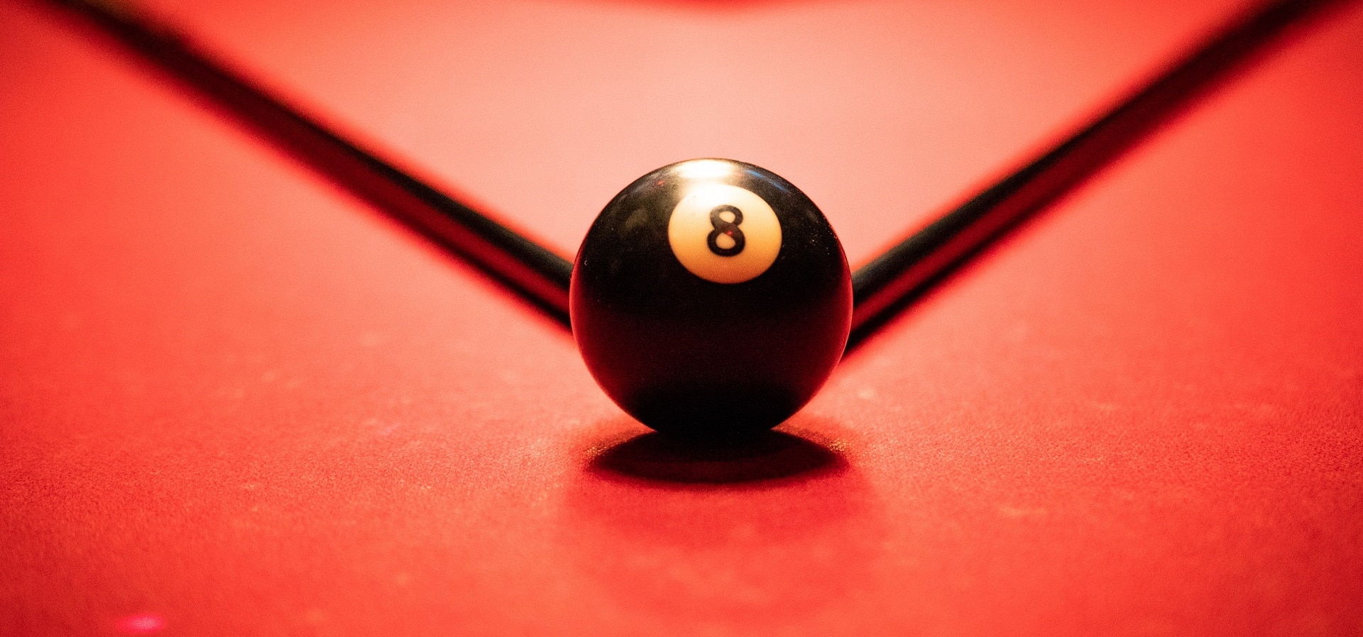 Imagem mostra bola 8 de sinuca, em alusão ao lançamento do iQOO 8, que terá câmera oculta de forma diferente e uma tela Samsung