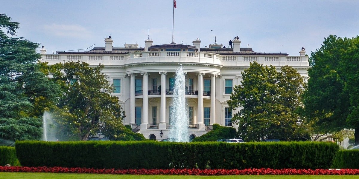 Casa Branca, que está recrutando influenciadores contra fake news de vacina