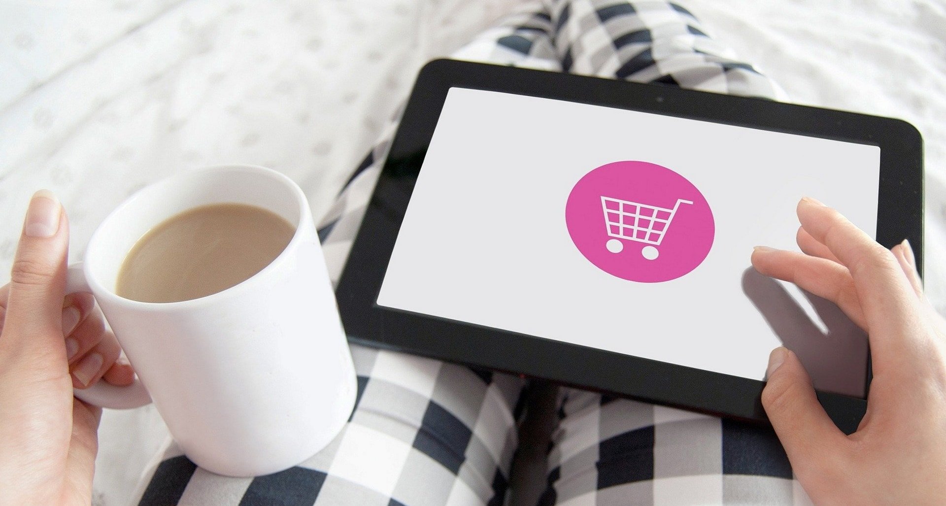 Imagem mostra pessoa pesquisando em apps ou sites para vender produtos