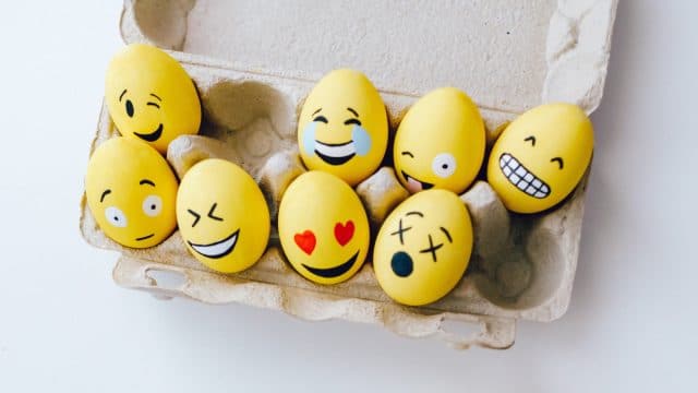 Imagem mostra ovos pintados com emojis, simbolizando novos que serão adicionados à atualização do Google Chat