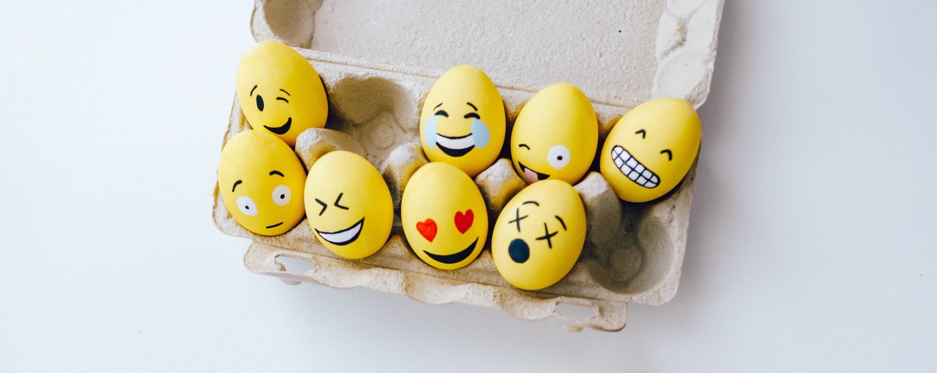 Imagem mostra ovos pintados com emojis, simbolizando novos que serão adicionados à atualização do Google Chat