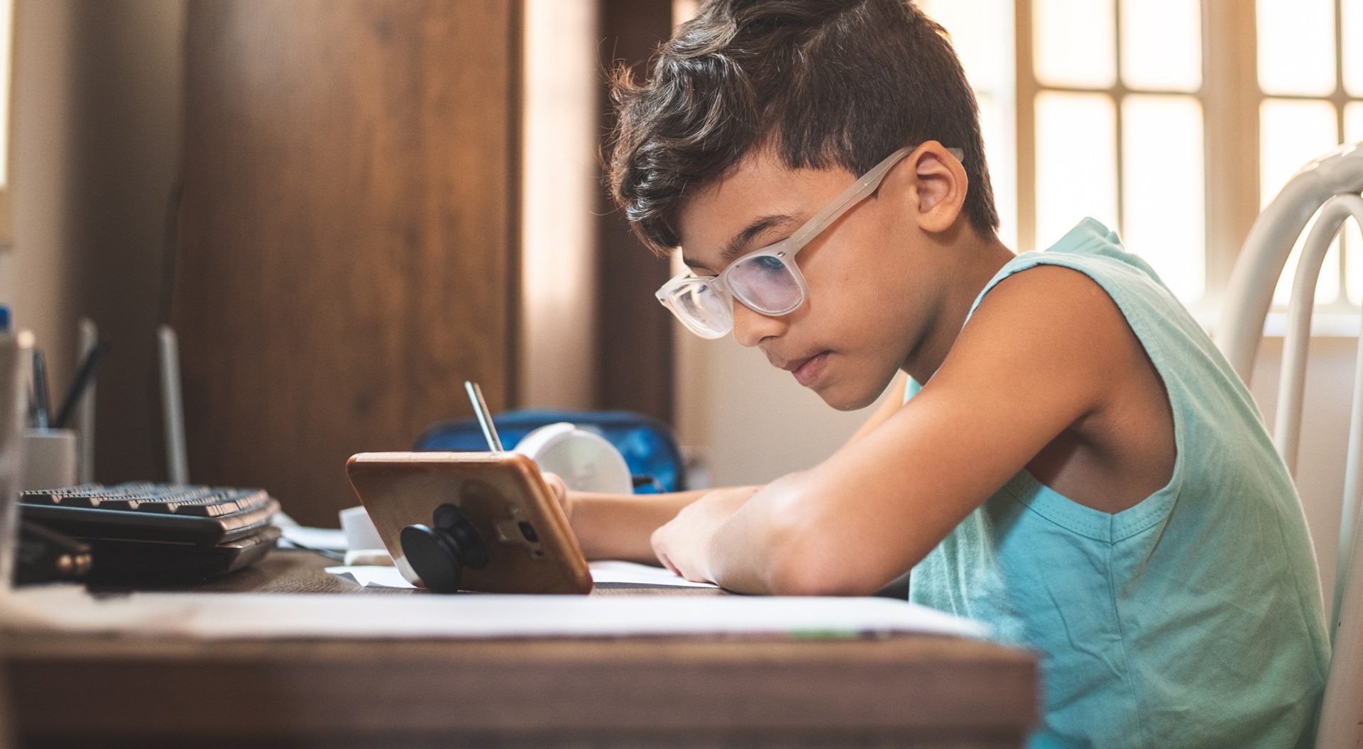 Estudante usando o celular para estudar matérias