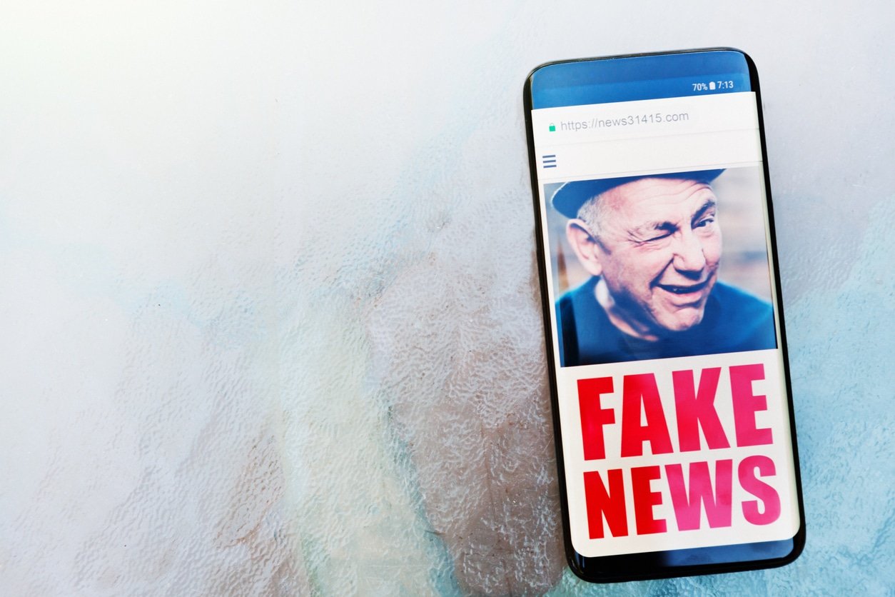 Google e Facebook investem anualmente cerca de 1,68% da verba de anúncios em sites de desinformação. Imagem: RapidEye/iStock Photos