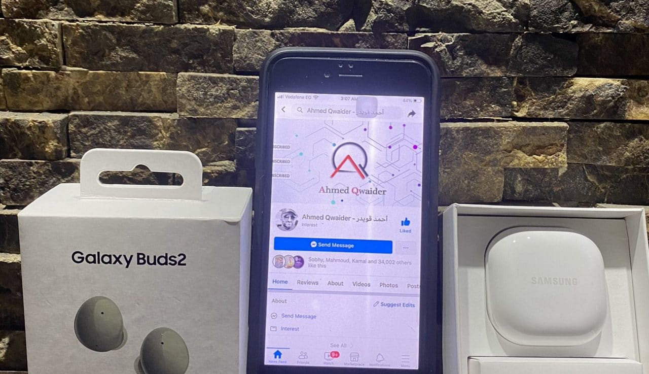 Imagem mostra os fones Galaxy Buds 2, que vazaram em fotos reais, acompanhadas das especificações