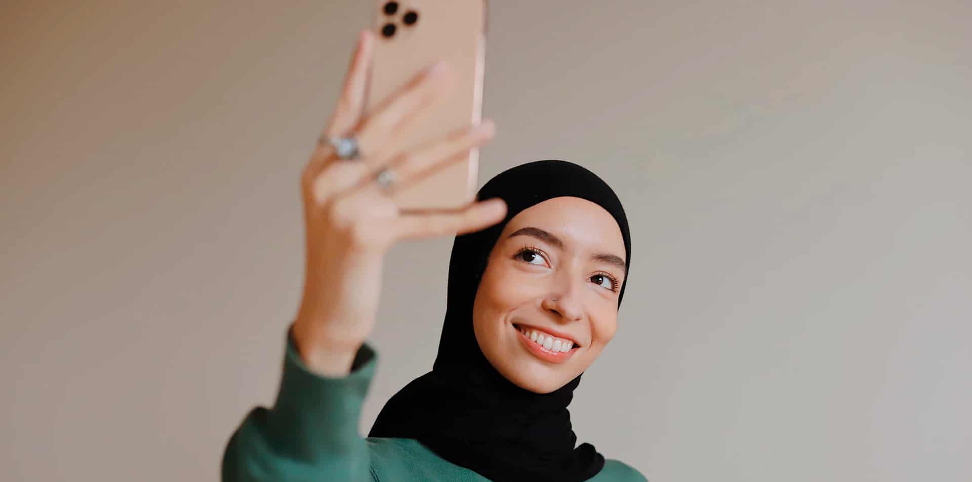 Mulher sorrindo para o celular. TikTok estudo sobre humor