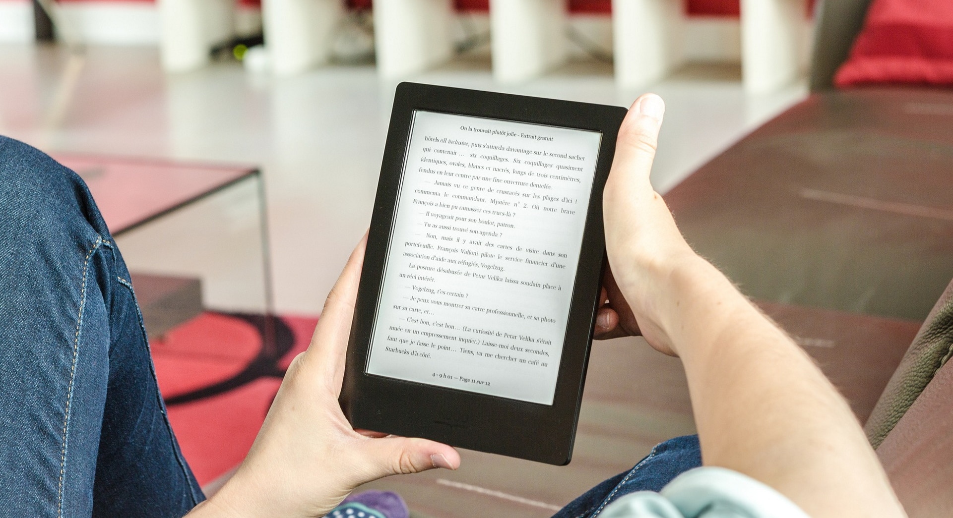 Imagem mostra pessoa lendo algo em um Kindle, para ilustrar promoção Amazon Book Friday, que vai rolar no app da Amazon Brasil neste mês de agosto