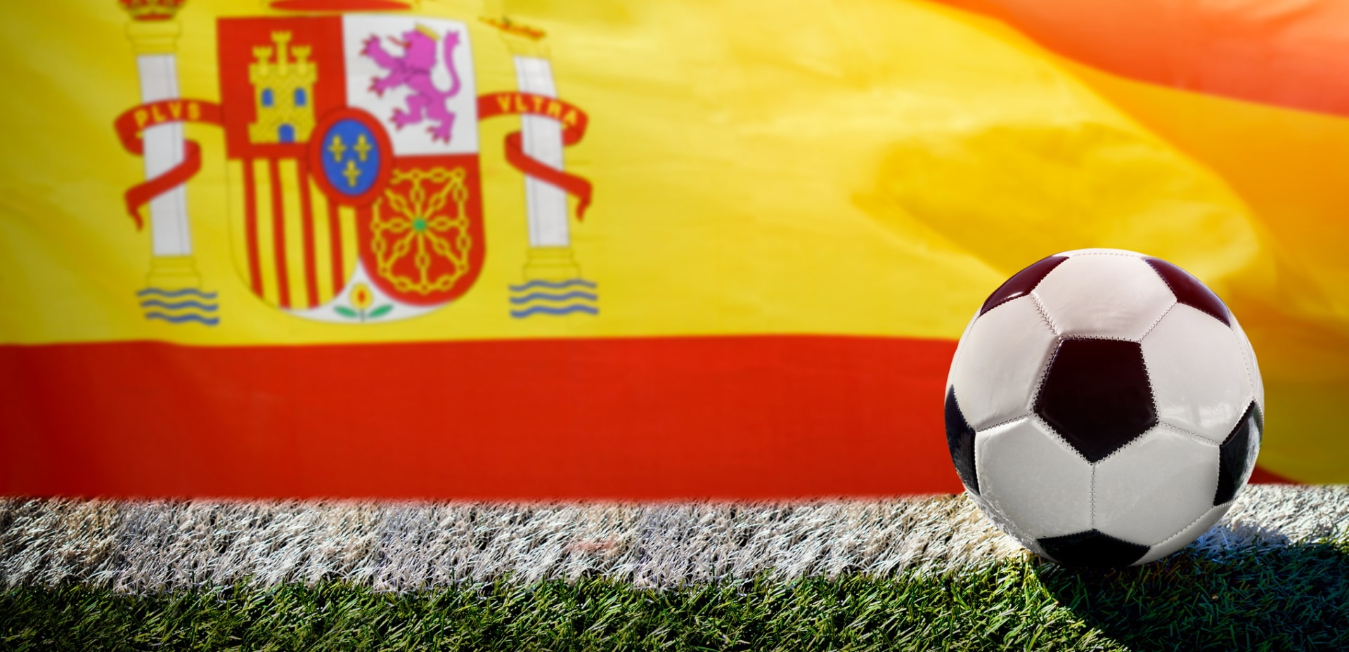 Imagem mostra bandeira da espanha e bola de futebol, simbolizando que a La Liga poderá ter streaming próprio em breve