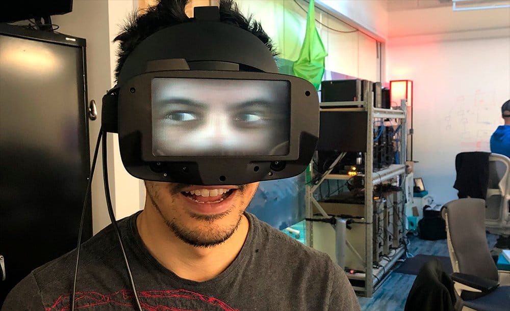 Protótipo do óculos de realidade virtual do Facebook que mostra os olhos