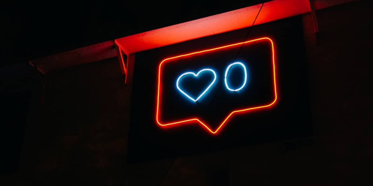 Letreiro em néon mostrando 0 likes. Instagram derrubou uma fábrica de likes falsos