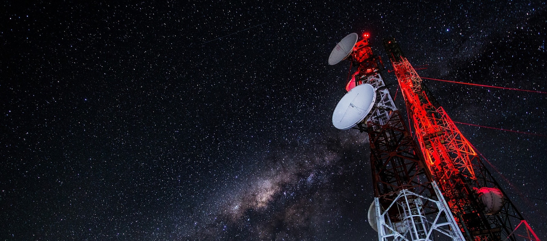 Imagem mostra torre de celular à noite, simbolizando anúncio da Anatel, que convocou prestadoras de pequeno porte para aderir ao regulamento qualidade
