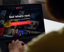 Estratégia da Netflix contra compartilhamento de senhas impulsiona assinaturas