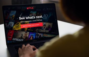 Estratégia da Netflix contra compartilhamento de senhas impulsiona assinaturas