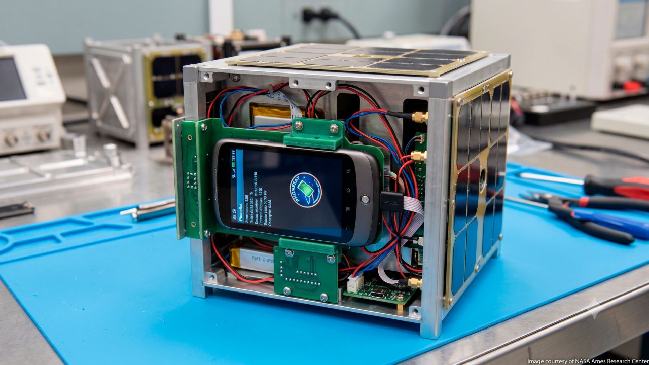 Os satélites PhoneSat usavam celulares Android de linha como computador de bordo, dentro de uma estrutura cúbica de 10 cm.