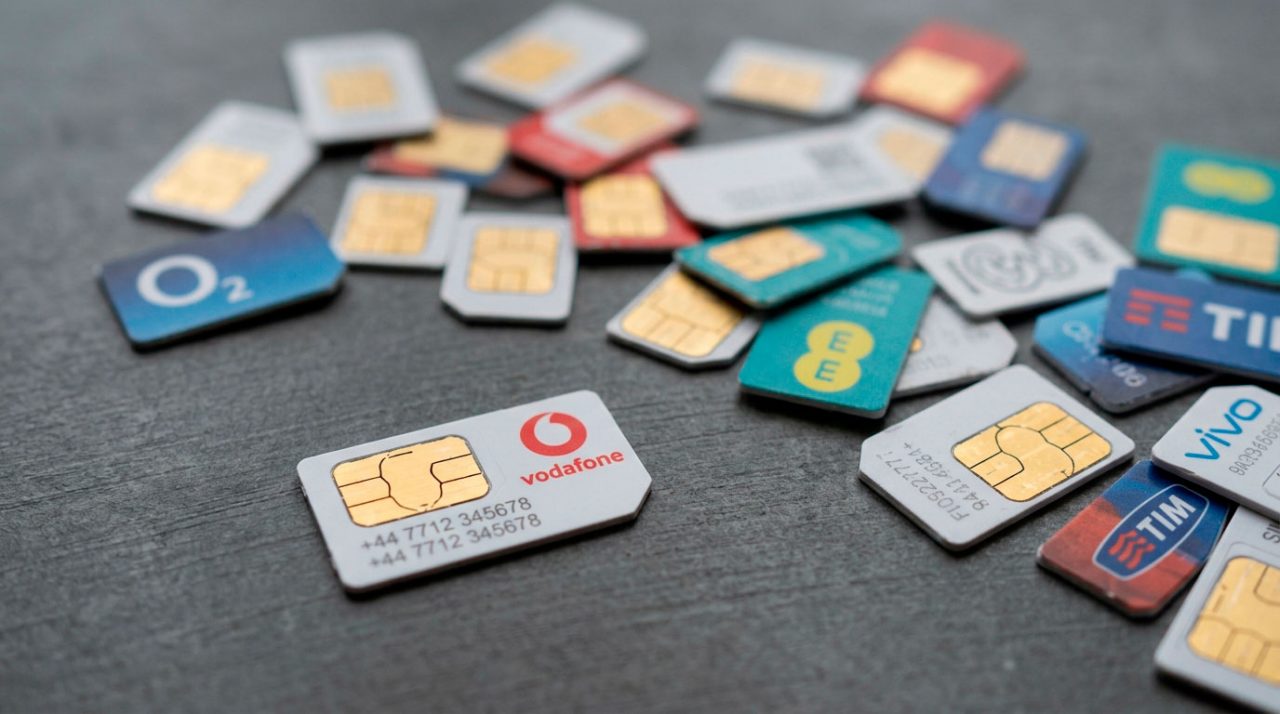 Chips de operadora de telefonia espalhados sobre uma superfície.
