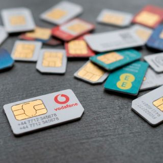 Chips de operadora de telefonia espalhados sobre uma superfície.