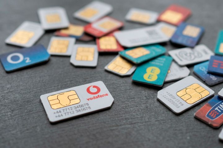 Chips de operadora de telefonia espalhados sobre uma superfície.