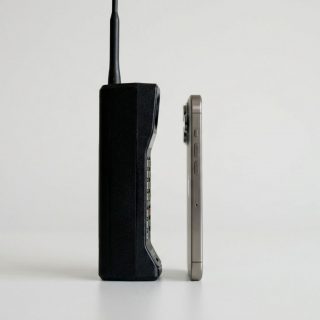 Dois celulares vistos de perfil lado a lado, um muito fino e outro do tipo tijolão.