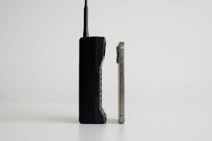 Dois celulares vistos de perfil lado a lado, um muito fino e outro do tipo tijolão.