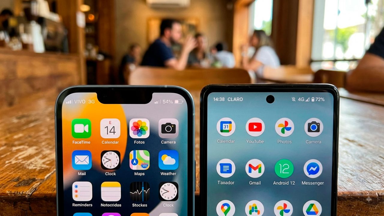 Telas de dois celulares lado a lado mostrando indicadores de sinal com quantidades diferentes de barras.