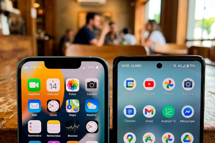 Telas de dois celulares lado a lado mostrando indicadores de sinal com quantidades diferentes de barras.